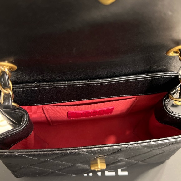 EXTREMELY RARE!!! Black Chanel FlapBag
(AGNEAU/RESINE/M/BLACK) - Picture 7 of 15